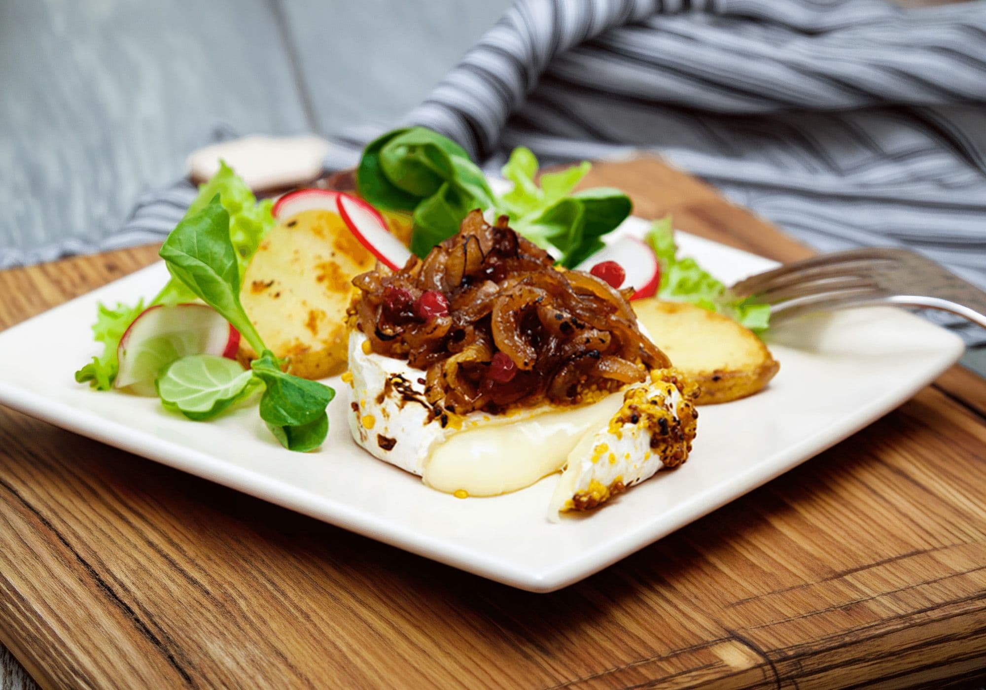 Grilovaný Hermelín s dijónskou hořčicí a karamelizovanou cibulí na pivě.jpg