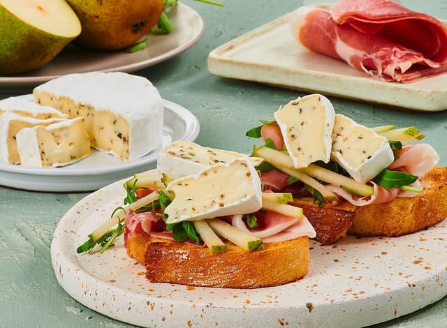 Crostini s Král sýrů Hermelín Zelené korenie s jamónom, hruškou a rukolou