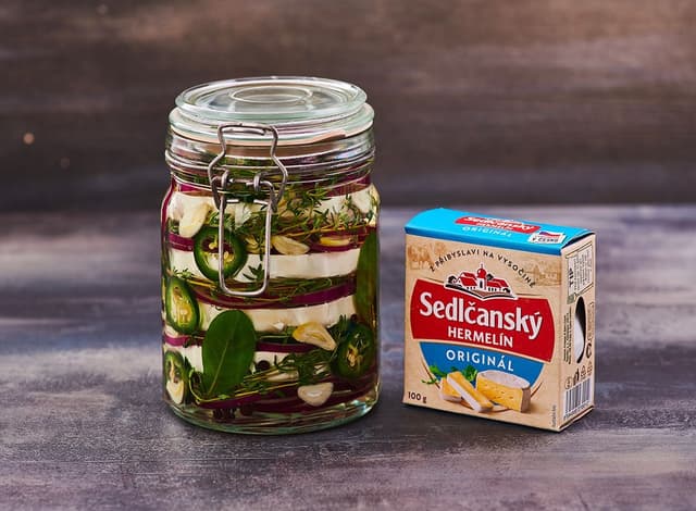 Nakladaný Sedlčanský Hermelín s jalapeños a tymianom