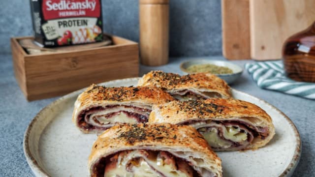 Taštičky z lístkového cesta plnené džemom, Sedlčanským Hermelínom a chrumkavými orechmi
