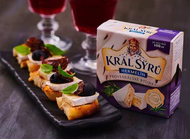 Nátierka z Kráľa Syrov s brusnicami a s orechmi