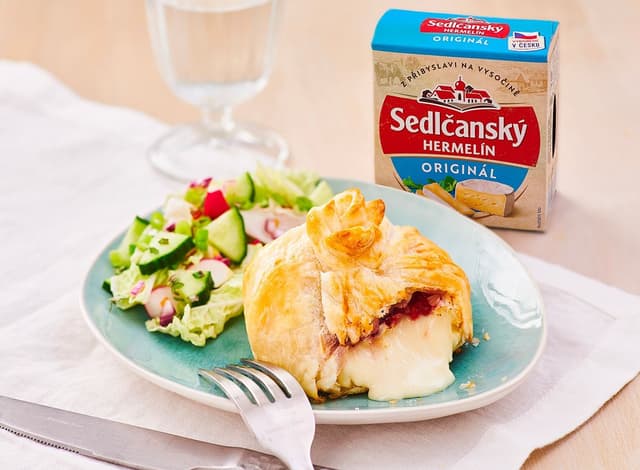 Sedlčanský Hermelín v lístkovom ceste s brusnicami