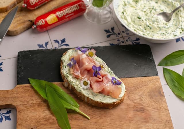 Syrová nátierka s medvedím cesnakom