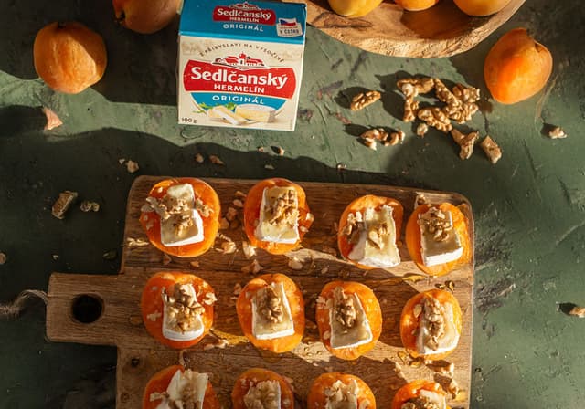 Grilované marhule so Sedlčanským Hermelínom, orechmi a medom
