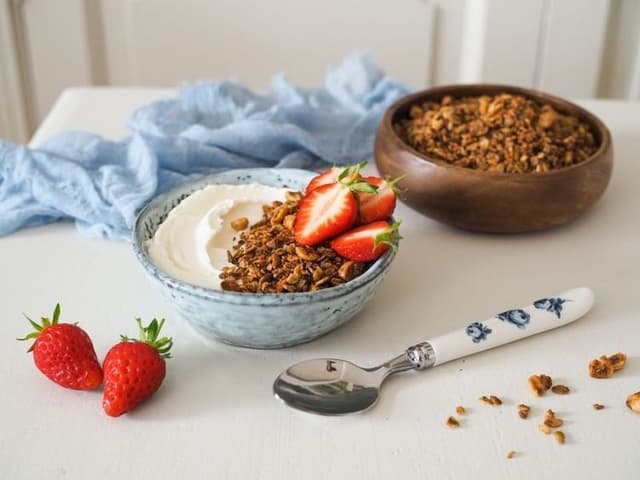 Lučina & Skyr s domácou granolou a jahodami