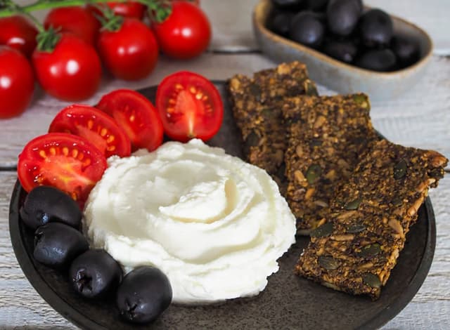 Lučina & Skyr so semienkovými krekrami, paradajkami a olivami