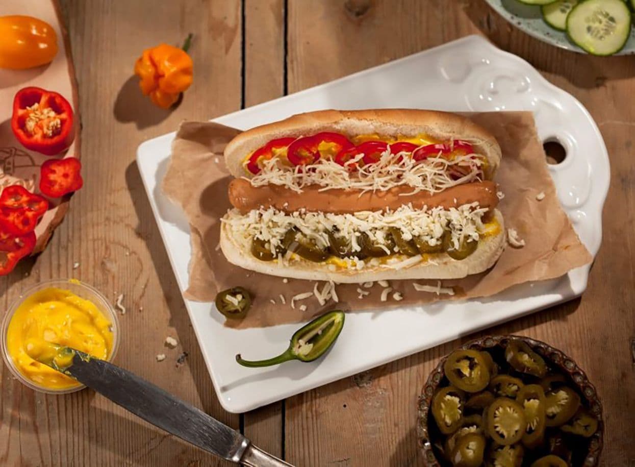 pikantny-hotdog-s-chrenom-so-struhanym-syrom-a-s-paprickami-jalapeno_1245x915px.jpg